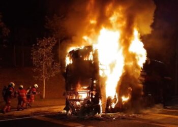ANGGOTA bomba bertungkus lumus berusaha memadamkan kebakaran sebuah bas ekspres di Jalan Tuanku Abdul Halim, Petaling Jaya, tengah malam tadi. - FOTO/IHSAN BOMBA