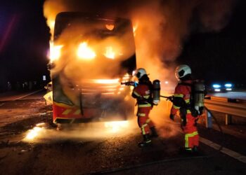 ANGGOTA bomba dan penyelamat memadam kebakaran melibatkan sebuah bas ekspres dan sebuah motosikal di Lebuhraya Utara-Selatan, dekat Batu Pahat, Johor, malam tadi.