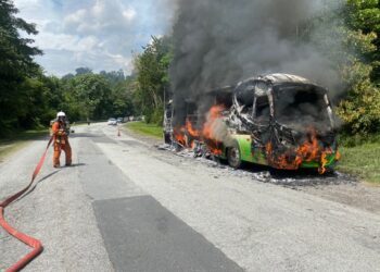 ANGGOTA bomba memadam kebakaran bas di Kilometer 35, Jalan Raya Timur Barat (JRTB) berhampiran R&R Titiwangsa di  Gerik hari ini. - UTUSAN/JBPM