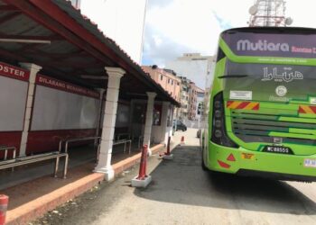 PERKHIDMATAN bas henti-henti ditawarkan semula di Kelantan oleh E-Mutiara dan dijenamakan semula sebagai Mutiara Rentas Desa. - UTUSAN/ROSLIZA MOHAMED