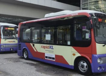 PRASARANA meneruskan perkhidmatan bas percuma ke bangunan Parlimen selama persidangan itu berlangsung 11 hari.