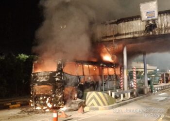 SEBUAH bas persiaran terbakar di 
lorong tol di Plaza Tol UPM, Serdang, Selangor. - GAMBAR IPD SEPANG