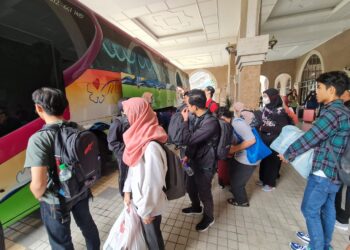 UIAM menyediakan 50 bas untuk pelajar mereka pulang mengundi di kampus Gombak, Selangor.