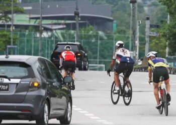 PENUNGGANG basikal perlu memberi perhatian kepada persekitaran jalan raya. – UTUSAN/ ZULFADHLI ZAKI