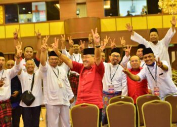 AHMAD Bashah Md. Hanipah bersama ahli UMNO Bahagian Alor Setar selepas diumumkan sebagai pemenang bagi jawatan Ketua UMNO bahagian itu di Dewan MBAS, Alor Setar, Kedah.