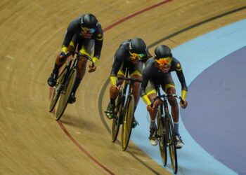 AKSI pelumba Malaysia ketika beraksi dalam Kejohanan ACC di Velodrom Nasional, Nilai. - UTUSAN/AMIR KHALID