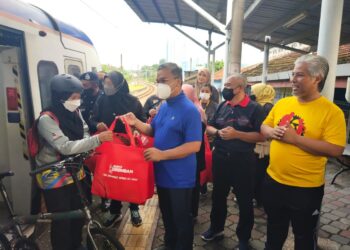 MASRI Razali (tiga dari kanan) dan Mohd. Zaini (dua dari kanan) ketika program  Seremban Cyclo Tourism-Terokai Seremban Dengan Basikal di Stesen Keretapi Seremban di Seremban, Negeri Sembilan hari ini. - UTUSAN/NOR SHAFAWATI YUP