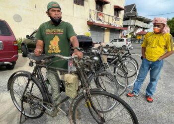 SHAARI Awang Ali bersama basikal Don Master yang digunakan untuk kayuhan santai Hari Sukan Negara di Pasir Puteh, semalam. - MINGGUAN/TOREK SULONG