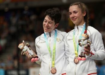 Sophie Unwin dan Georgia Holt bergambar bersama pingat gangsa yang dipinjam daripada atlet lain pada selepas upacara penyerahan pingat berbasikal para pecut tandem wanita B Sukan Komanwel 2022 di Lee Valley VeloPark, London semalam. – AFP