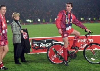 Pemain Aberdeen, Stephen Glass memenangi sebuah basikal kerana menjadi pemain terbaik perlawanan.