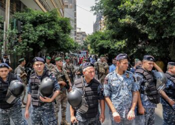 PASUKAN tentera dikerahkan mengawal keselamtan di luar pekarangan sebuah Bank Persekutuan di Beirut.-AFP