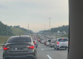 KEADAAN Lebuhraya Mex yang turut mengalami kesesakan awal pagi ini. - Twitter hazleeseruji