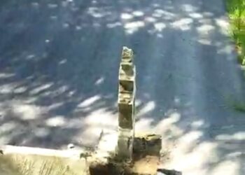 BATU nisan yang dicabut dari kawasan kubur diletakkan di atas jalan oleh seorang lelaki dalam kejadian di Semanggol di Bagan Serai, Perak, 8 Jun lalu. - MEDIA SOSIAL