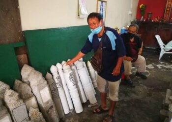 KUAH Leong Chan menunjukkan batu nisan yang dihasilkannya sejak PKPD dikuatkuasakan baru-baru ini di Kuala Selangor, Selangor. - FOTO/ABDUL RAZAK IDRIS