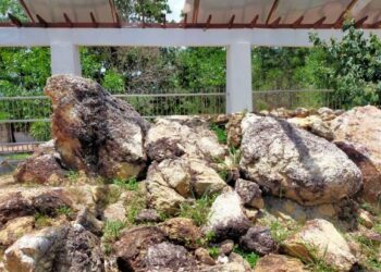 BUKIT Batu Penyu yang menyerupai penyu menjadi lokasi tumpuan pengunjung di Rantau Abang di Dungun, Terengganu. - FOTO/NIK NUR IZZATUL HAZWANI NIK ADNAN