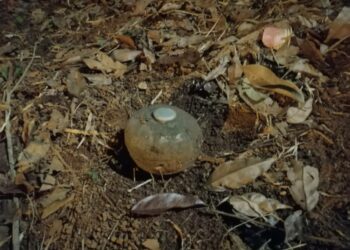 BATU tanda yang disangka bom lama oleh penduduk Kampung Solok Jenuang, Ayer Molek, Melaka.