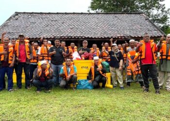 ZAWAHIR Abdullah (tengah) bergambar bersama penerima bantuan pukat pada Program Jejak Prihatin & Bantuan Pukat di Akademi Nik Rashidin, Bachok, Kelantan. - UTUSAN/ROSMIZAN RESDI.