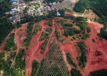 PEMANDANGAN dari udara tapak perlombongan bauksit, di Felda Bukit Goh, Kuantan, Pahang. -UTUSAN / SHIDDIEQIIN ZON