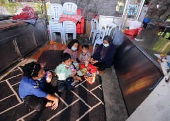 KHEMAH yang menjadi tempat tinggal buat enam beranak sejak sebulan lalu di Medan Perniagaan Mambau Utama, Seremban.-UTUSAN/MOHD. SHAHJEHAN .