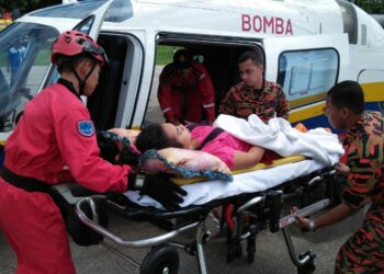 Anggota Unit 
Udara Jabatan Bomba dan Penyelamat Malaysia melaksanakan operasi pemindahan perubatan (Medevac) membawa Orang Asli mendapatkan rawatan di hospital.
 – Utusan/AIMUNI TUAN LAH