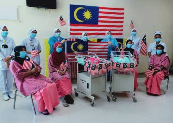 Kakitangan Wad bersalin Hospital Tuanku Ja'afar (HTJ) Seremban, Negeri Sembilan meraikan sebahagian bayi yang lahir di hospital berkenaan sempena Hari Kemerdekaan Ke-63.