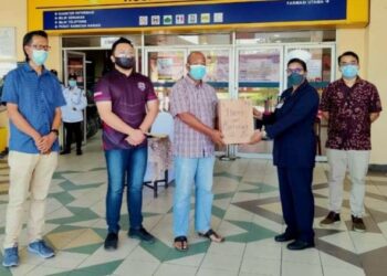ROSLI Hassan (tiga dari kiri) menyerahkan sumbangan untuk bayi merdeka kepada penyelia jururawat, K. Parkiam di Lobi Hospital Melaka, Melaka. - FOTO/AMRAN MULUP