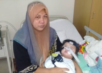 MUHAMMAD Haziq Nazmi yang menerima rawatan di Hospital Sultanah Bahiyah, Alor Setar, Kedah memerlukan tabung oksigen untuk meneruskan kehidupan.