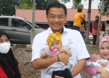 MOHD. SHARKAR Shamsudin mendukung seorang bayi dalam program Pahang Pride Kid 2022 di Dataran Tok Gajah di Temerloh, Pahang. - UTUSAN/ SALEHUDIN MAT RASAD