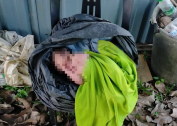 SEORANG bayi perempuan ditinggalkan di sebuah gerai berhadapan sebuah universiti di Arau, Perlis hari ini. - UTUSAN