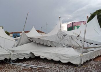 KHEMAH bazar Ramadan yang rosak dilanda ribut di Bandar Utama di Segamat, Johor.