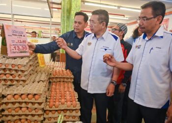 SALAHUDDIN Ayub (tengah) meninjau harga telur yang dijual pada Program Jualan Rahmah di Sabasun HyperRuncit di Kuala Terengganu, hari ini. - UTUSAN/PUQTRA HAIRRY ROSLI