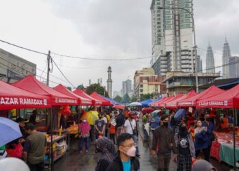 DALAM bulan Ramadan, antara perbelanjaan yang perlu kita awasi dan kawal ialah pembaziran makanan ketika berbuka puasa. – UTUSAN/SHIDDIEQIIN