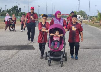 SEBAHAGIAN daripada peserta yang menyertai program Consumer Fun Walk di Gong Badak, Kuala Nerus, Terengganu, hari ini.