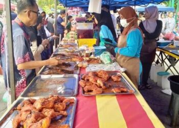 HARGA makanan berasakan ayam didapati mengalami kenaikkan harga sekitar RM1 ketika tinjauan dilakukan di bazar Ramadan sekitar Sungai Petani, Kedah. - FOTO/OTHMAN YAHAYA