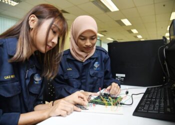 GRADUAN dalam bidang teknikal lebih mudah mendapat pekerjaan dan terus relevan dalam pasaran kerja di negara ini dengan kebanyakkannya mendapat kerja selepas tamat pengajian.- UTUSAN/IZLIZAN OTHMAN