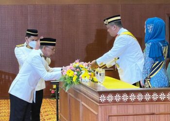 TUANKU Syed Faizuddin Putra Jamalullail (dua dari kanan) menerima Titah Ucapan Diraja daripada Menteri Besar, Mohd. Shukri Ramli (kiri) sewaktu Perasmian Pembukaan Penggal Persidangan Pertama Dewan Undangan Negeri (DUN) Perlis Ke-15 di Kompleks DUN negeri, hari ini. -UTUSAN/ASYRAF MUHAMMAD