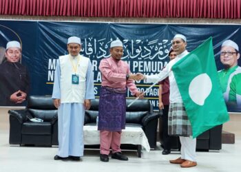 PENYERAHAN bendera Pas sebagai panji simbolik dilakukan Ahmad Fadhli Shaari (dua dari kiri) sempena Majlis Perasmian Muktamar Dewan Pemuda Pas Pulau Pinang di Pusat Pengajian Darul Hadis, Tasek Gelugor, Pulau Pinang hari ini.