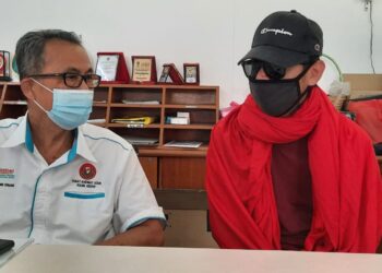 YEO Keng Chuan (kiri) mendengar  pengalaman Joe yang terpaksa bekerja sebagai 'scammer operator' di Myanmar pada sidang akhbar di pejabatnya di Kulim hari ini. - UTUSAN/AZAHAR HASHIM