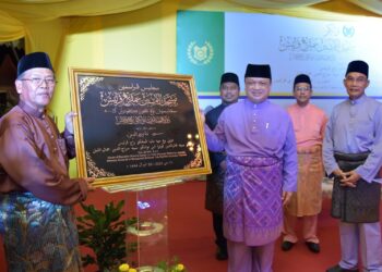 TUANKU Syed Faizuddin Putra Jamalullail (dua dari kanan) berkenan merasmikan Masjid Al-Amin, Sempering, Kangar, Perlis semalam.-UTUSAN