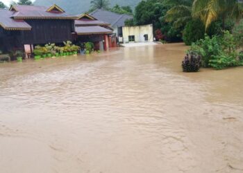 KEADAAN banjir lumpur Kampung Titi Teduri, Baling, Kedah yang sempat dirakam penulis.