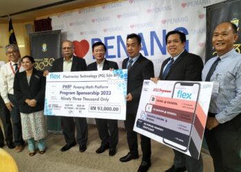 CHOW Kon Yeow (tengah) ketika menerima replika cek tajaan Flextroniks bagi program STEM Pulau Pinang, di George Town hari ini.