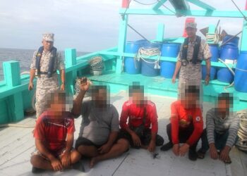 SERAMAI empat warga asing ditahan Maritim Malaysia selepas didapati mengendalikan bot nelayan tempatan tanpa lesen sah selain tidak mempunyai dokumen pengenalan diri sah dalam operasi di perairan Pulau Pinang, petang semalam.