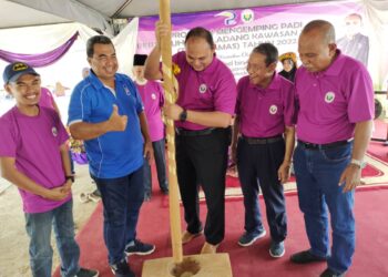 HYDER Jaleel Gafoor Abdul Rasheed (tengah) menyempurnakan simbolik bagi merasmikan Program Mengemping Padi Pertubuhan Peladang Kawasan Tampin (Tanggamas) di Kampung Londah, Gemas, Tampin hari ini.-UTUSAN/NOR AINNA HAMZAH