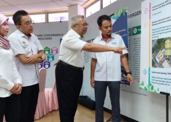 GUNTOR Tobeng (dua dari kanan) menunjukkan lokasi pemasangan panel solar kepada beberapa pegawai kanan MPC di kompleks MPC Wilayah Utara, Kepala Batas, Pulau Pinang hari ini.