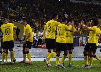 SHARUL Nazeem (kanan) beraksi cemerlang bersama Harimau Malaya ketika menewaskan Thailand 1-0 di Stadium Nsional Bukit Jalil semalam.