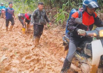 Mengajar di kawasan pedalaman seperti Gua Musang, Kelantan bukan masalah kepada guru tetapi beban kerja seperti pengkeranian, melayan kerenah ibu bapa dalam whatsapp dan teknologi ketinggalan terus menghantui pendidik. -UTUSAN/IHSAN MOHD. HALIM