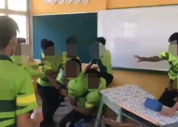 TANGKAP layar rakaman video memaparkan seorang pelajar dipukul beramai-ramai di sebuah sekolah menengah di Langkawi yang tular dalam media sosial. - MEDIA SOSIAL