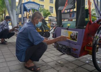 ANTARA pengayuh beca di Kuala Terengganu yang masih mencari meneruskan kerjaya itu walaupun tiada pelanggan.