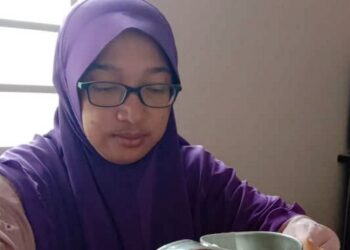 ZAIMAH Jamaludin menghasilkan bedak sejuk Warisan Ibu dengan menggunakan ramuan yang menjadi legasi keluarga di rumahnya di Jalan Bharu, Balik Pulau, Pulau Pinang. -UTUSAN/SAFINA RAMLI