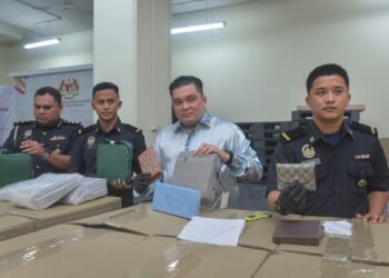 ARIFFIN Samsudin (dua dari kanan) menunjukkan sebahagian barangan tiruan berjenama yang dirampas KPDN Kuala Lumpur.